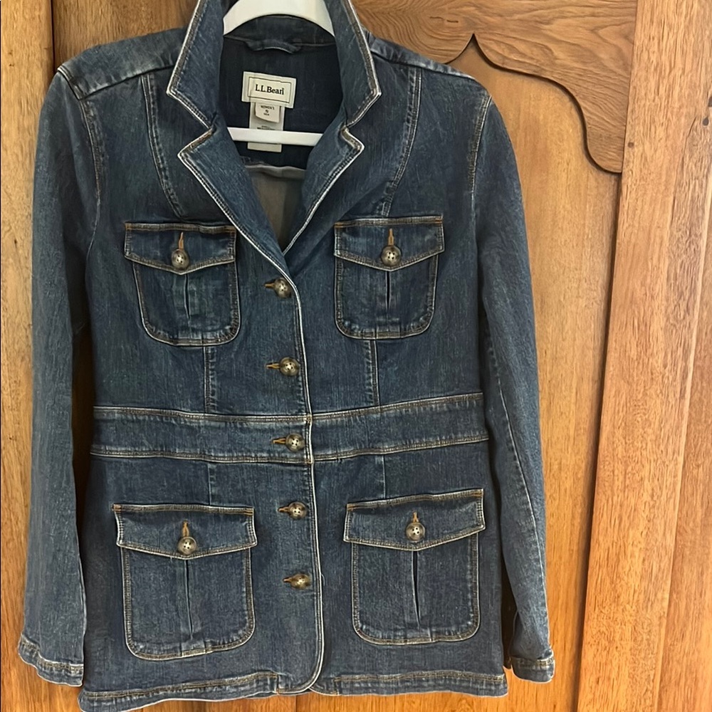 LL Besn fitted ladies denim jacket. Size small. EUC. Great details -4 pockets